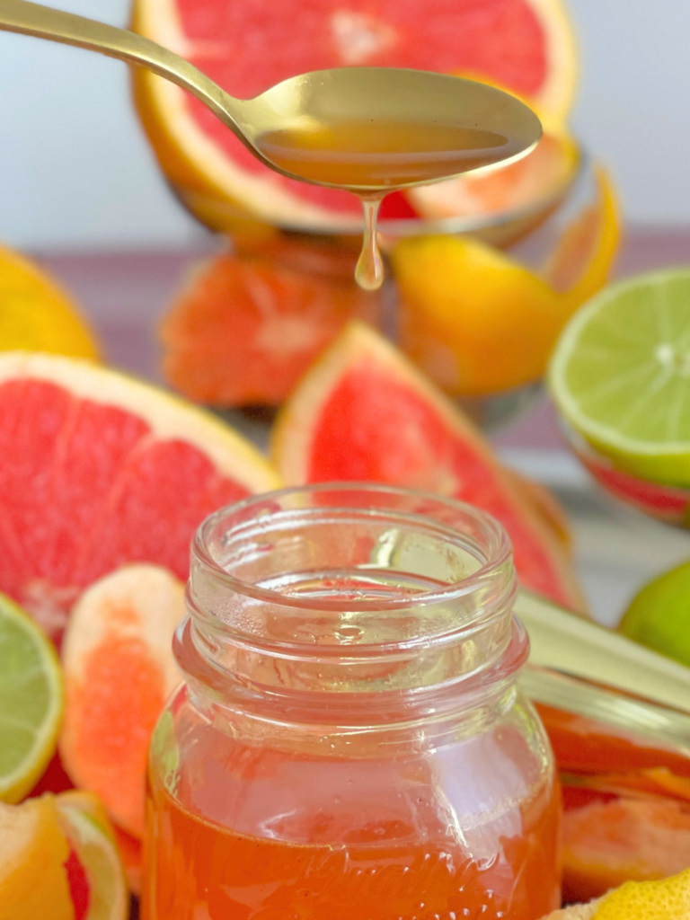 Recette de sirop d’agrumes maison au pamplemousse rose et citron vert sur Deliciously Home.