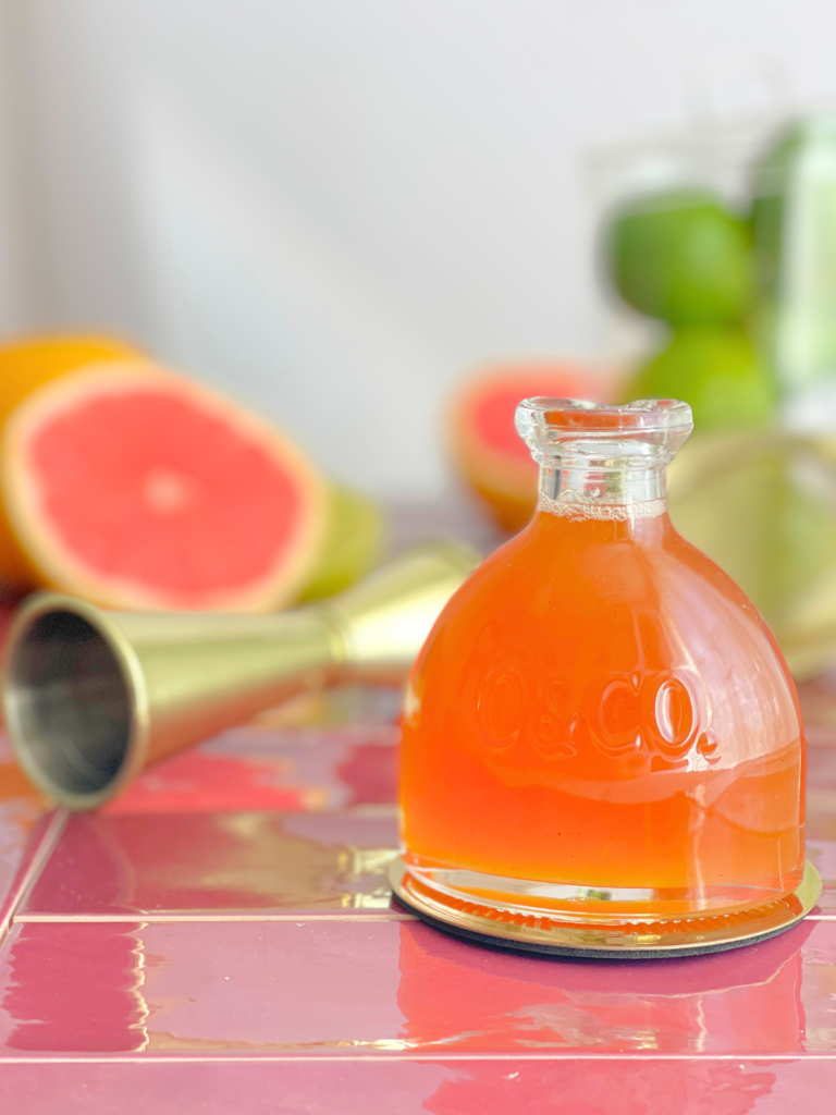 Sirop maison au pamplemousse rose et citron vert pour cocktails d’été sur Deliciously Home.