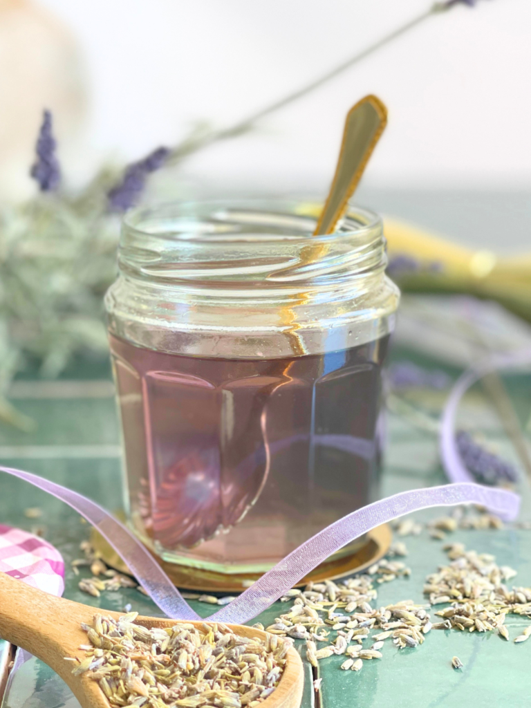 Sirop de lavande maison aux notes florales et délicates. Retrouvez la recette complète sur Deliciously Home.