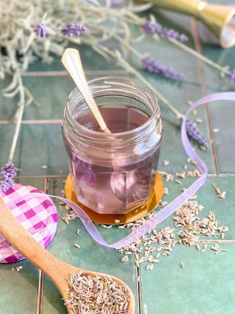 Bocal de sirop de lavande maison avec fleurs séchées et ambiance provençale. Recette à retrouver sur Deliciously Home.