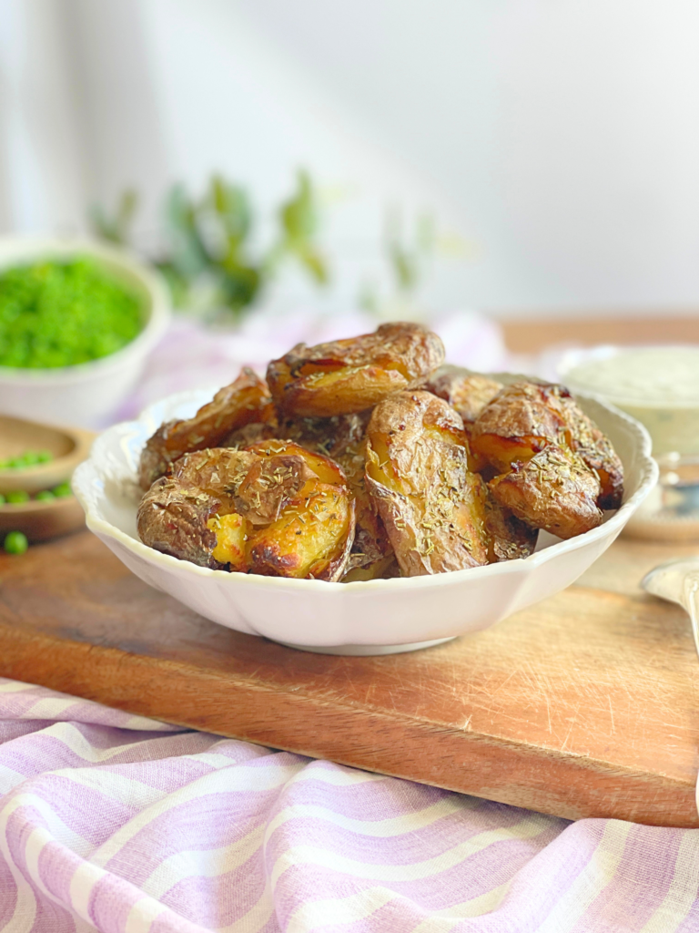 Pommes de terre écrasées et rôties au four jusqu’à devenir dorées et croustillantes. Découvrez cette salade printanière sur Deliciously Home.
