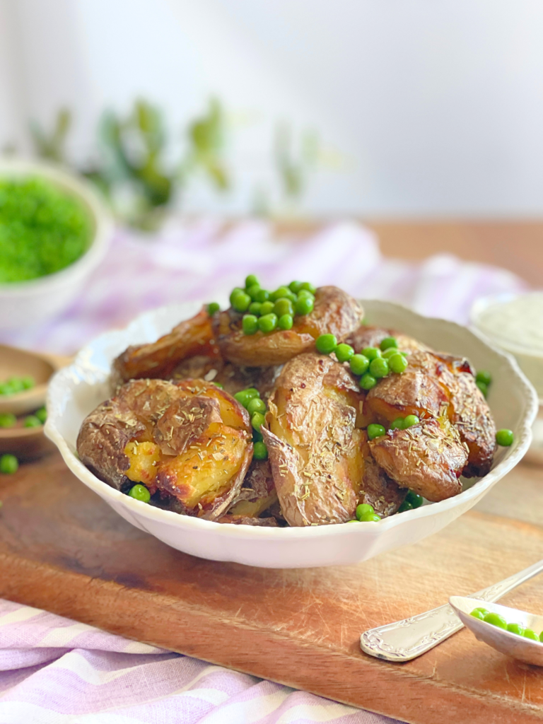 Smashed potatoes croustillantes, petits pois et herbes fraîches pour une salade inspirée des Diners américains. Recette disponible sur Deliciously Home.