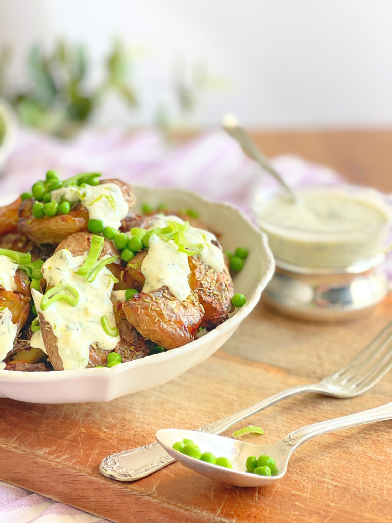 Sauce ranch aux herbes fraîches, citron vert et smashed potatoes dorées pour une salade généreuse de saison. Retrouvez la recette sur Deliciously Home.