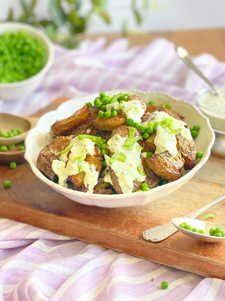 Une salade de pommes de terre printanière entre croustillant, fraîcheur et sauce crémeuse maison. À retrouver sur Deliciously Home.
