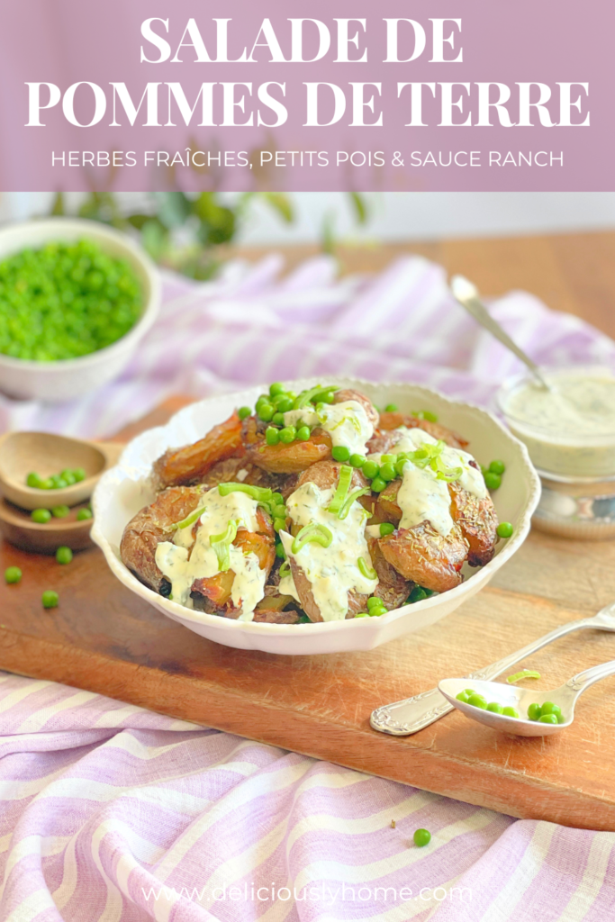 Une salade de pommes de terre dorées au four avec sauce ranch maison, citron vert et herbes fraîches. La recette complète est disponible sur Deliciously Home.