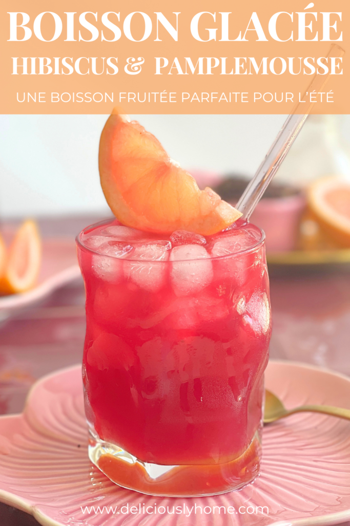 thé glacé hibiscus pamplemousse rose servi bien frais avec beaucoup de glaçons. Découvrez la recette sur Deliciously Home.