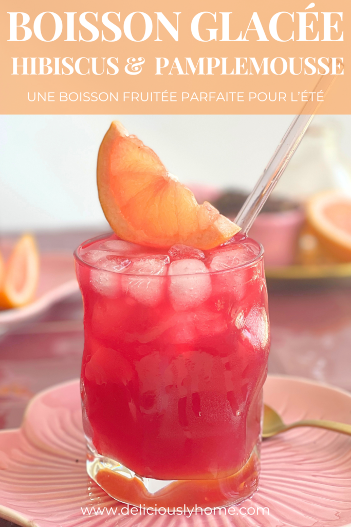 Boisson glacée pamplemousse et hibiscus servie avec glaçons, une recette Deliciously Home aux notes florales, fruitées et rafraîchissantes pour l’été.