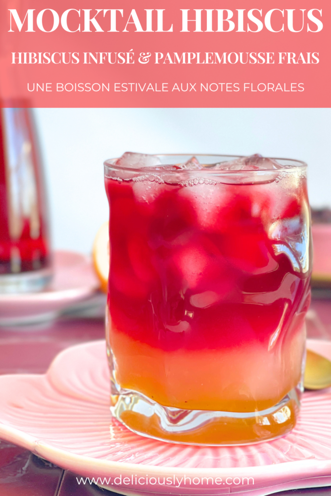 Couleur intense de la boisson pamplemousse et hibiscus mêlant rouge fuchsia profond et reflets orangés des agrumes, une recette rafraîchissante signée Deliciously Home.