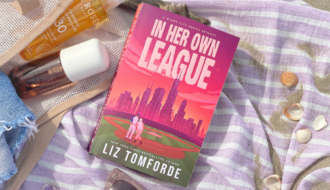 In Her Own League de Liz Tomforde est la sélection lecture de juin de Deliciously Home, une romance contemporaine dans les coulisses du baseball professionnel idéale pour commencer la saison estivale.