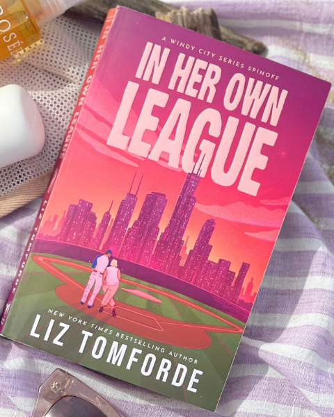 In Her Own League de Liz Tomforde est la sélection lecture de juin de Deliciously Home, une romance contemporaine dans les coulisses du baseball professionnel idéale pour commencer la saison estivale.