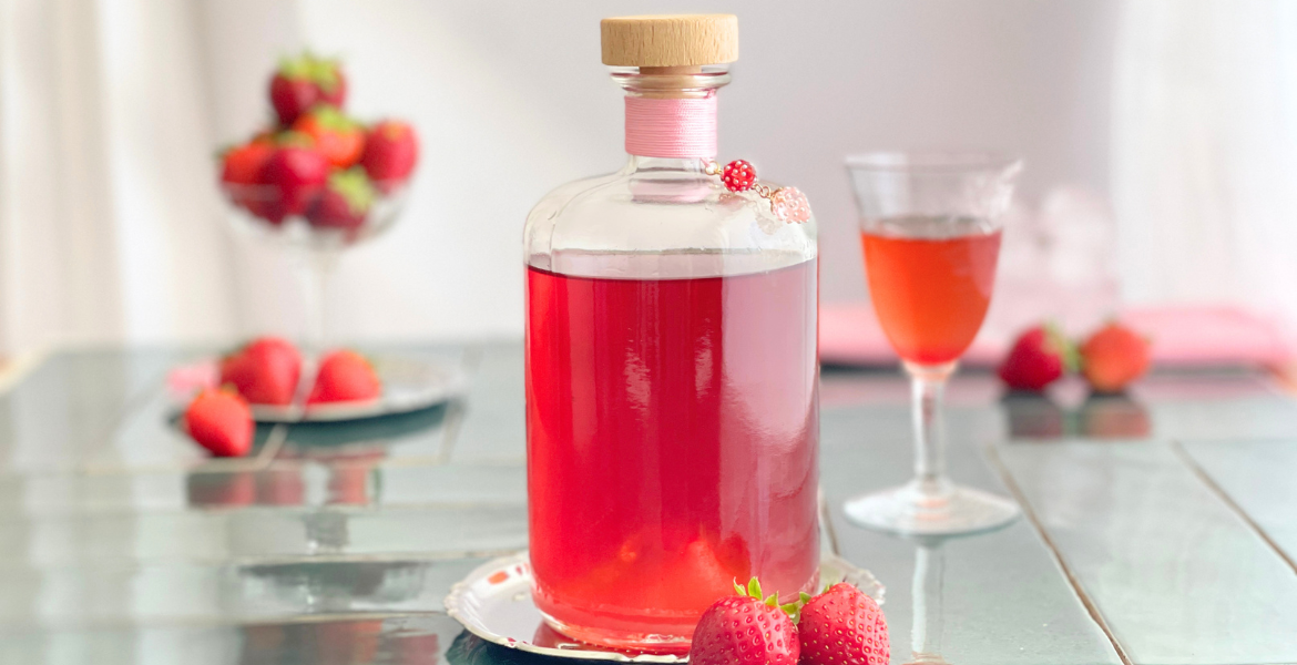 Liqueur de fraise maison préparée avec des fraises de saison, de la vodka et une gousse de vanille pour préserver les saveurs du printemps. Recette sur Deliciously Home