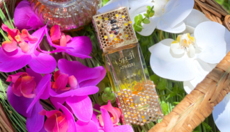 Atheeri de Lattafa, signature olfactive du mois de mai sur Deliciously Home. Un parfum floral gourmand lumineux évoquant un jardin exotique baigné de lumière entre printemps et été.
