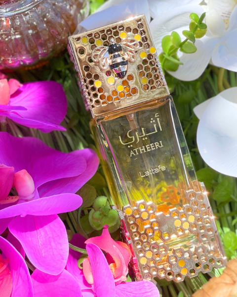 Atheeri de Lattafa, signature olfactive du mois de mai sur Deliciously Home. Un parfum floral gourmand lumineux évoquant un jardin exotique baigné de lumière entre printemps et été.