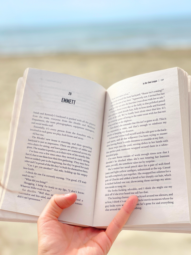 In Her Own League de Liz Tomforde rejoint la sélection lecture de juin de Deliciously Home avec une romance qui prend place au cœur du baseball professionnel américain.