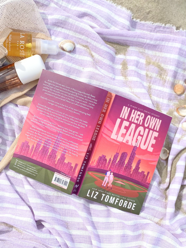 À travers In Her Own League, Liz Tomforde propose une romance contemporaine entre carrière, ambitions et sentiments, à découvrir dans la sélection lecture de juin de Deliciously Home.