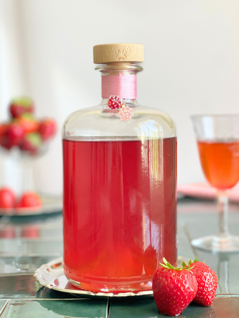 liqueur de fraise deliciouslyhome article1 Bouteille de liqueur de fraise maison à la couleur rubis obtenue après plusieurs semaines de macération et de maturation. Recette sur Deliciously Home