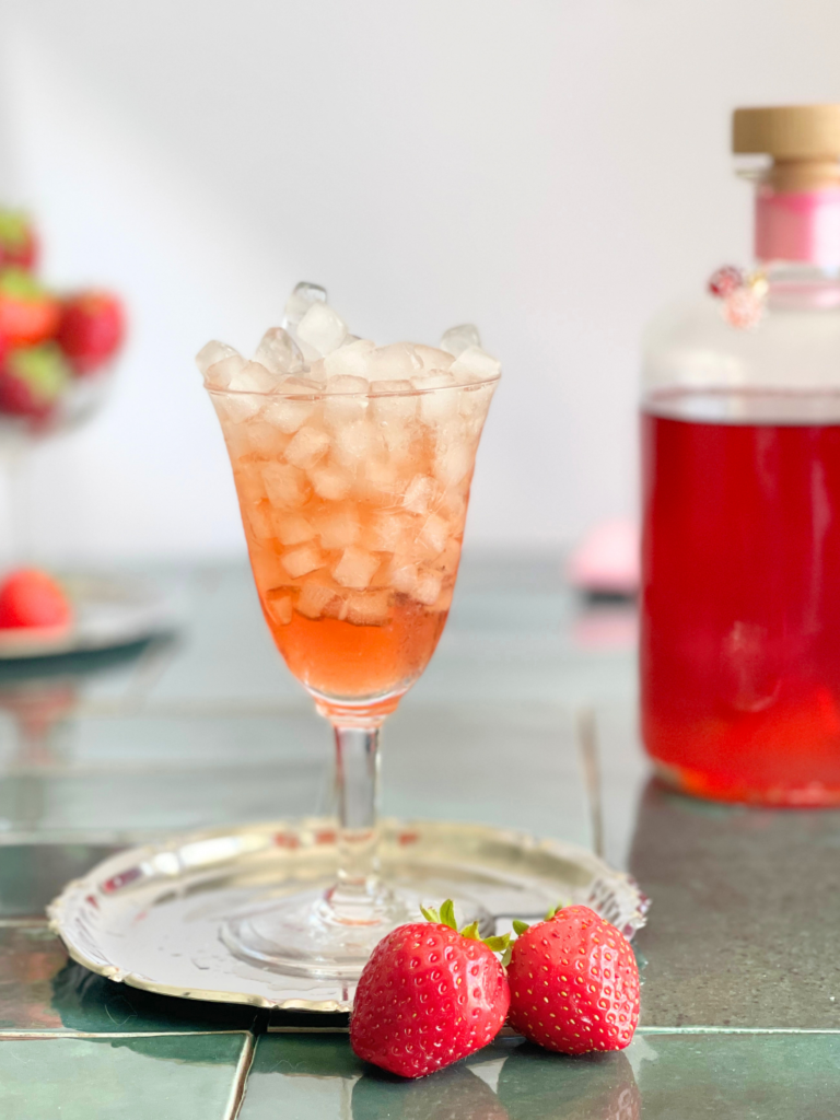 liqueur de fraise deliciouslyhome article2 Liqueur de fraise servie très fraîche sur glace, une façon simple de profiter des arômes de fraise tout au long de l'année. Recette sur Deliciously Home