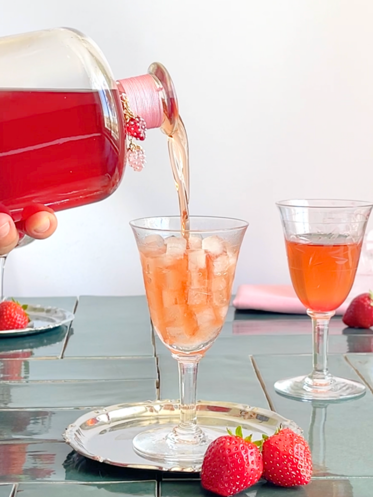 liqueur de fraise deliciouslyhome article3 Liqueur de fraise maison servie sur glace, une façon rafraîchissante de profiter des saveurs du printemps bien après la saison. Recette sur Deliciously Home.