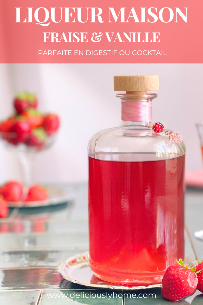 Liqueur de fraise maison réalisée par macération de fraises mûres dans de la vodka et parfumée à la vanille, idéale en digestif ou en cocktail. Recette sur Deliciously Home.