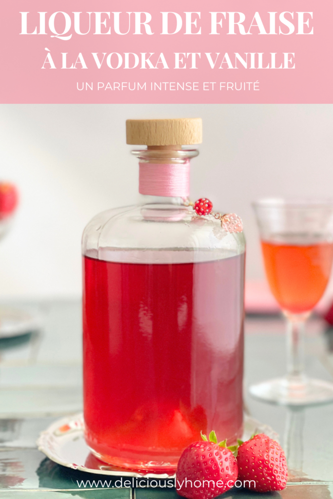 Recette de liqueur de fraise à la vodka et à la vanille, une préparation simple qui concentre les saveurs du fruit grâce à une longue macération. Recette sur Deliciously Home.
