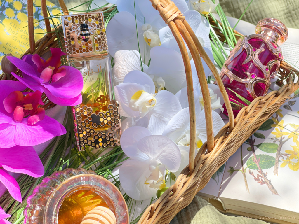 Atheeri de Lattafa au sein d'une composition inspirée des jardins botaniques. Une ambiance florale délicate qui reflète l'univers poétique développé dans notre avis parfum sur Deliciously Home.