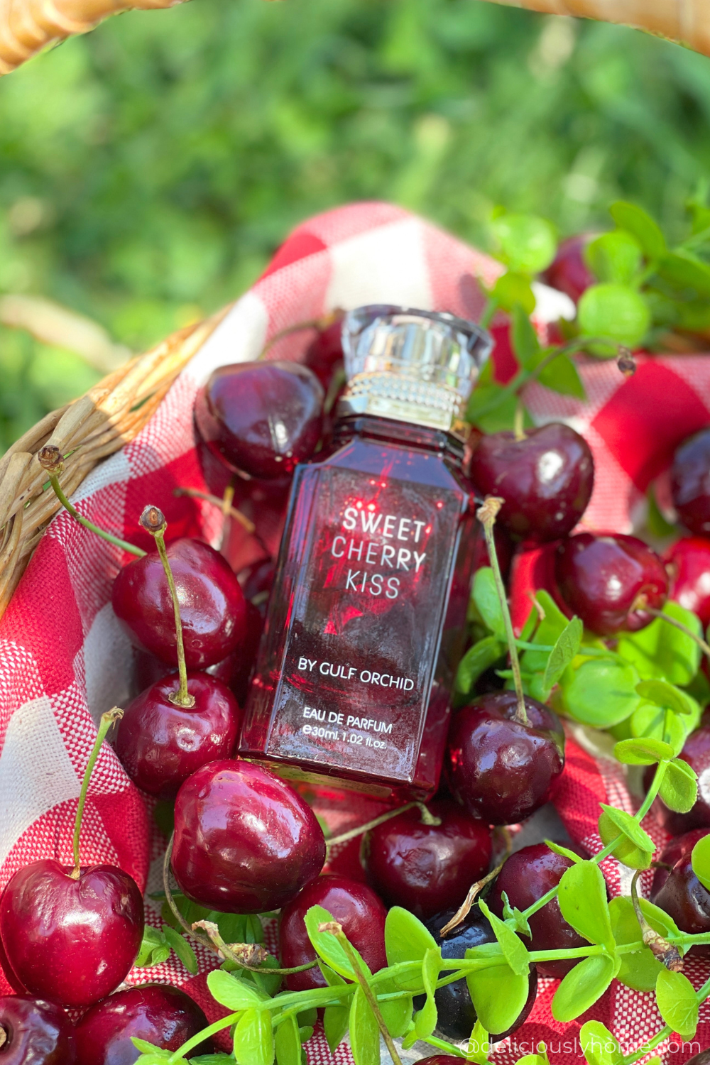 cherry girl summer 4 fragrances deliciouslyhome 10 Cherry Girl Summer sur Deliciously Home : Sweet Cherry Kiss met en avant une cerise sucrée et généreuse, parfaite pour les amateurs de parfums gourmands et enveloppants.