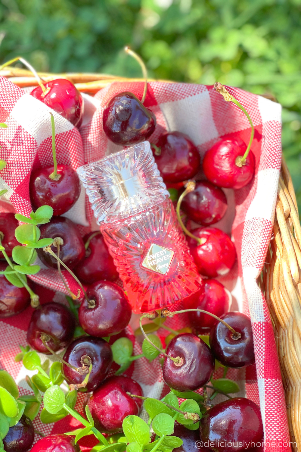 cherry girl summer 4 fragrances deliciouslyhome 7 Cherry Girl Summer sur Deliciously Home : Sweet Heaven Cherry capture une cerise joyeuse et régressive, inspirée des boissons glacées et de l’esthétique pop de l’été.
