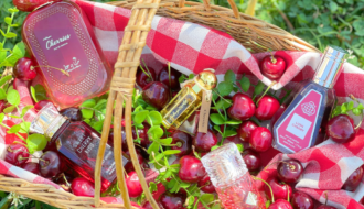 Cherry Girl Summer sur Deliciously Home : découvrez 4 fragrances à la cerise abordables, du fruité lumineux au gourmand intense.