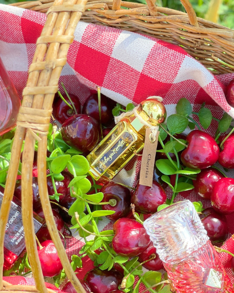 Cherry Girl Summer sur Deliciously Home : découvrez 4 fragrances à la cerise abordables, du fruité lumineux au gourmand intense.
