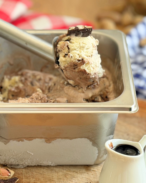 Bac de glace Tin Roof maison avec sauce fudge et cacahuètes enrobées de chocolat. Recette à découvrir sur Deliciously Home.