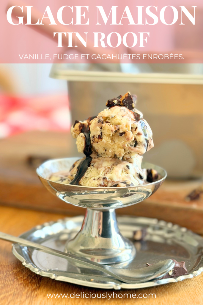 Glace Tin Roof maison à la vanille, fudge et cacahuètes enrobées de chocolat. Recette complète sur Deliciously Home.
