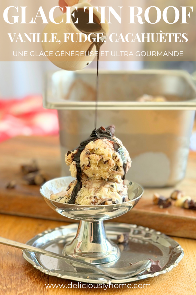 Glace Tin Roof maison, vanille, fudge et cacahuètes enrobées. Recette complète sur Deliciously Home.