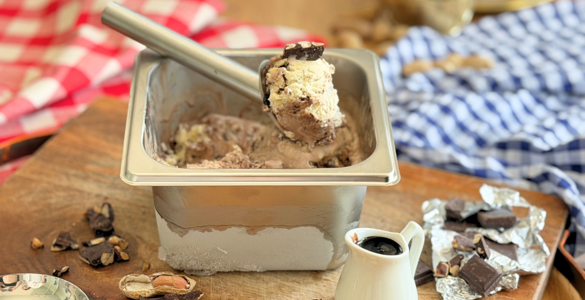 Bac de glace Tin Roof maison avec sauce fudge et cacahuètes enrobées de chocolat. Recette à découvrir sur Deliciously Home.