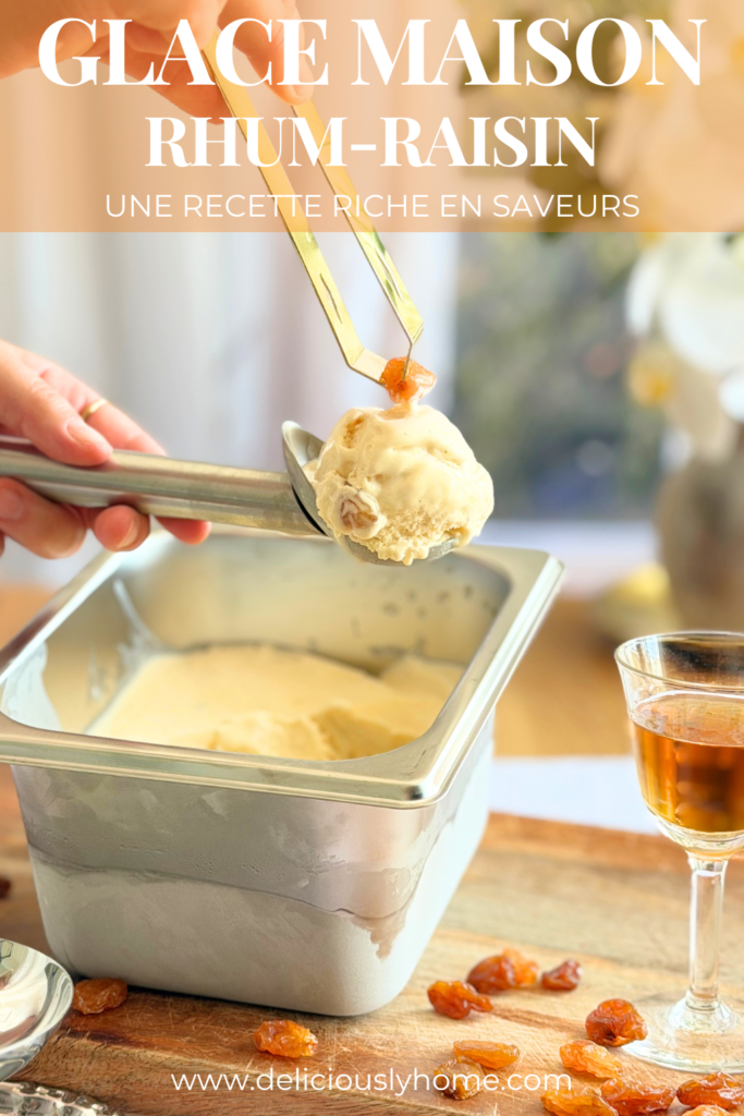 Recette de glace rhum-raisin maison à la sorbetière, parfumée à la vanille et au rhum. À découvrir sur Deliciously Home.