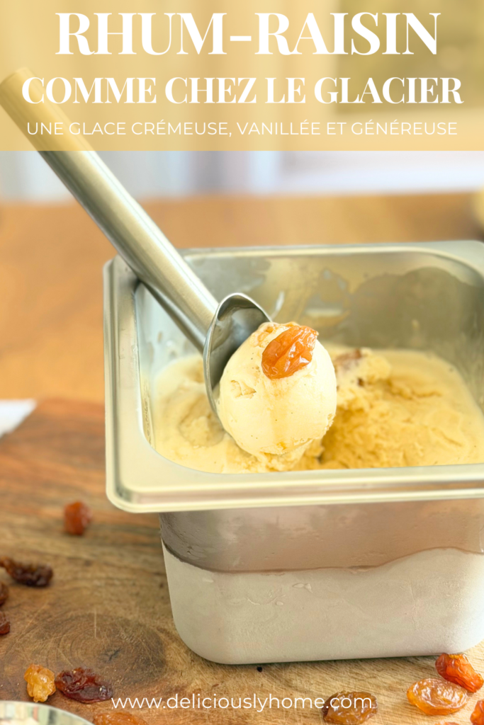 Glace rhum-raisin maison comme chez le glacier, avec des raisins macérés et une texture onctueuse. À découvrir sur Deliciously Home.