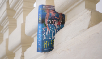 Livre My Friends de Fredrik Backman posé entre les colonnes en pierre du musée Fabre, à retrouver en review sur Deliciously Home.