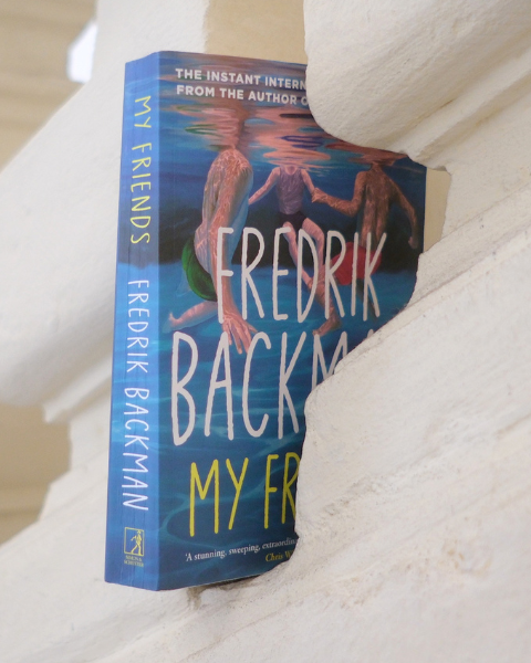 Livre My Friends de Fredrik Backman posé entre les colonnes en pierre du musée Fabre, à retrouver en review sur Deliciously Home.