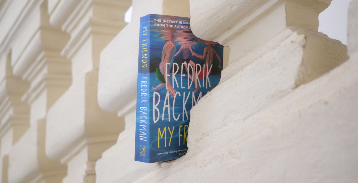 Livre My Friends de Fredrik Backman posé entre les colonnes en pierre du musée Fabre, à retrouver en review sur Deliciously Home.