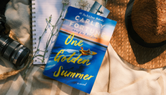 One Golden Summer de Carley Fortune, notre lecture estivale du mois d'août sur Deliciously Home, explore ces envies que l'on remet toujours à plus tard et le courage de s'autoriser enfin à les vivre.