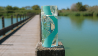 Sur le ponton du Méjean, entre eau et végétation, Sama de Nusuk rejoint le décor qui accompagne cette signature olfactive d’août : un parfum aquatique et aromatique choisi dans le sillage de One Golden Summer et de Charlie Florek. Notre avis sur deliciouslyhome.com