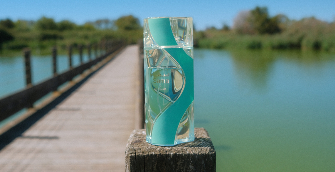 Sur le ponton du Méjean, entre eau et végétation, Sama de Nusuk rejoint le décor qui accompagne cette signature olfactive d’août : un parfum aquatique et aromatique choisi dans le sillage de One Golden Summer et de Charlie Florek. Notre avis sur deliciouslyhome.com