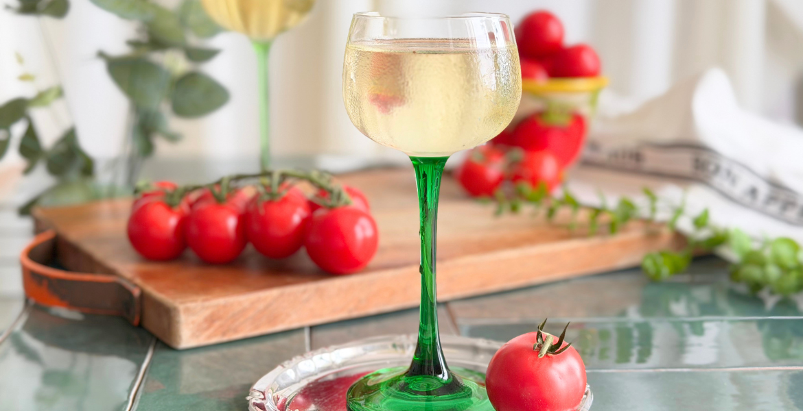 homepage tomatini tomato martini cocktail deliciouslyhome Notre Tomatini estival à la vodka et à l’eau de tomate clarifiée, une recette à retrouver sur Deliciously Home.