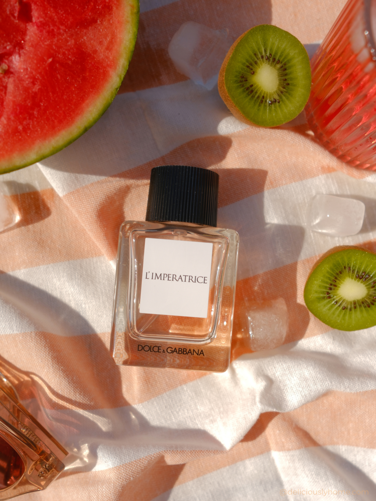 juillet l imperatrice dolce gabbana deliciouslyhome article 1 Pastèque et kiwi traduisent l’ouverture juteuse de L’Impératrice de Dolce & Gabbana, signature olfactive de juillet sur Deliciously Home, et cette fraîcheur recherchée en pleine canicule.