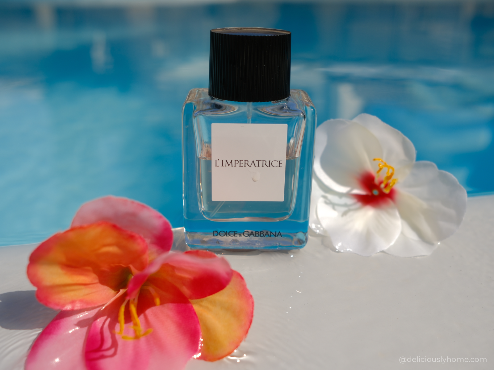 juillet l imperatrice dolce gabbana deliciouslyhome article 3bis Avec L’Impératrice de Dolce & Gabbana, signature olfactive de juillet sur Deliciously Home, l’eau et les fleurs donnent corps à la fraîcheur aqueuse et florale qui succède à l’ouverture fruitée.