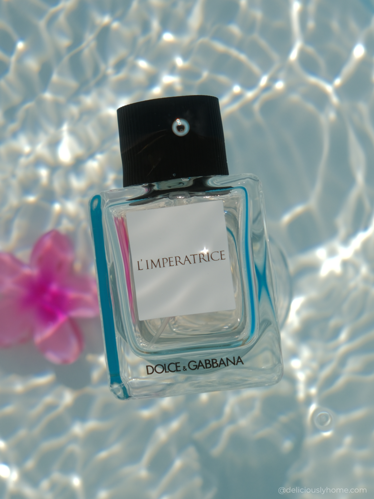 juillet l imperatrice dolce gabbana deliciouslyhome article 4 Immergée dans l’eau, L’Impératrice de Dolce & Gabbana traduit visuellement la transparence aqueuse qui traverse la signature olfactive de juillet racontée sur Deliciously Home.