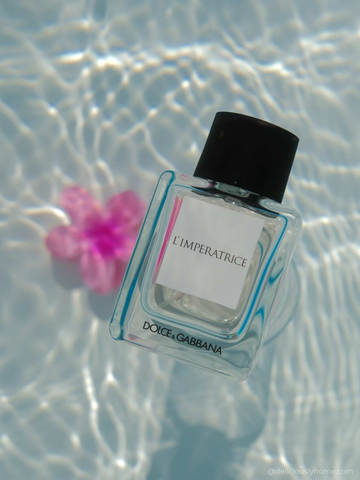 juillet l imperatrice dolce gabbana deliciouslyhome article 5 L’eau transforme L’Impératrice de Dolce & Gabbana en image de fraîcheur absolue, celle qui accompagne sur Deliciously Home le récit de cette signature olfactive choisie pour juillet.