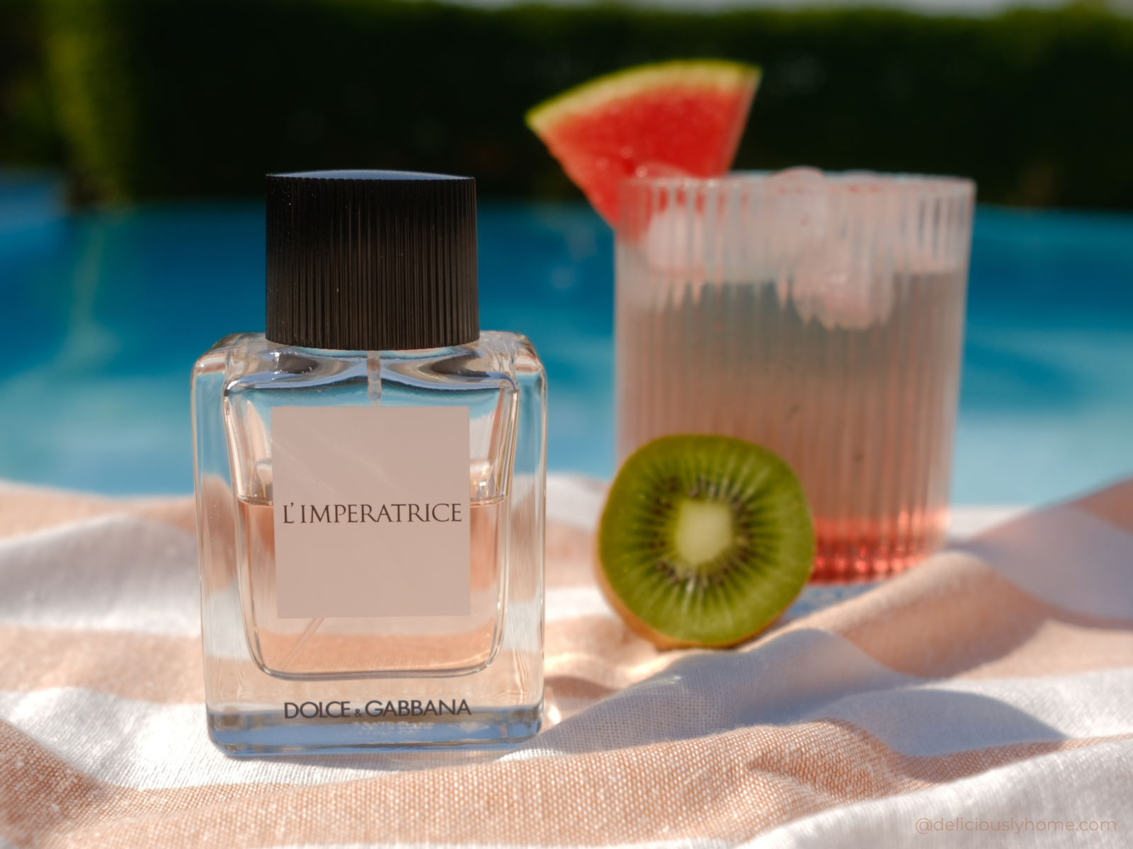 juillet l imperatrice dolce gabbana deliciouslyhome article 9 L’Impératrice de Dolce & Gabbana réunit ici les sensations de la signature olfactive de juillet sur Deliciously Home : fraîcheur fruitée, boisson glacée et piscine comme antidotes à la canicule.