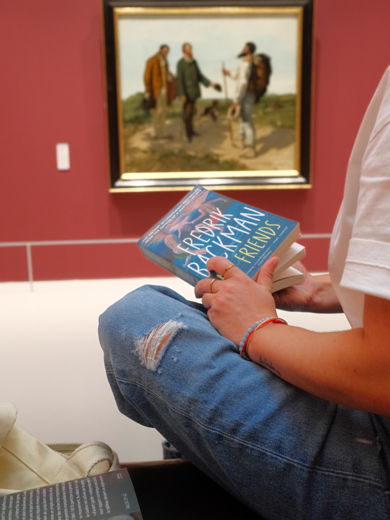 Lecture de My Friends de Fredrik Backman au musée Fabre, devant une peinture représentant un groupe d’amis. Review disponible sur Deliciously Home.