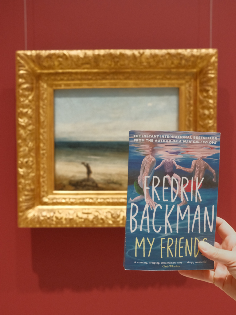 Couverture de My Friends de Fredrik Backman devant une peinture de bord de mer au musée Fabre, en écho au roman. Review sur Deliciously Home.