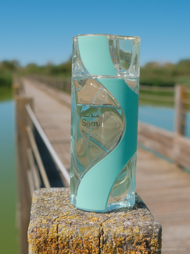 sama nusuk avis deliciouslyhome article 1 Sama de Nusuk au bord de l’eau, dans un décor qui fait écho aux pontons et au lac de Barry’s Bay. Une mise en scène qui rapproche la fraîcheur aquatique du parfum de l’atmosphère estivale de One Golden Summer, pour Deliciously Home.